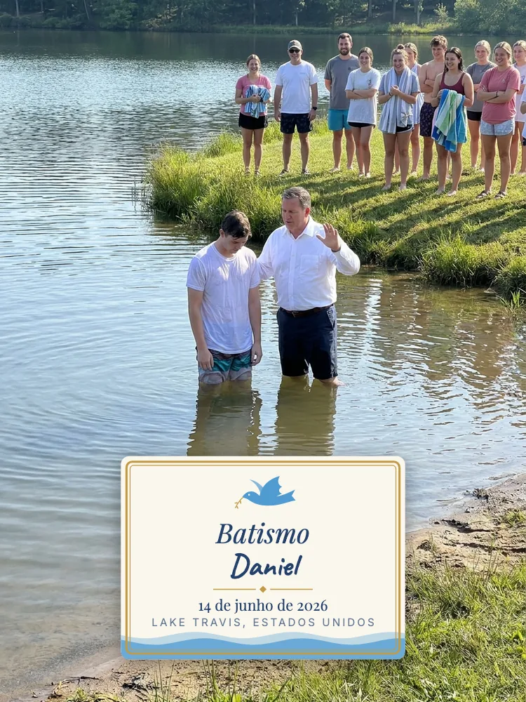 Um pastor batiza um jovem num lago enquanto a igreja assiste da margem, com um cartão creme do carimbo Baptism com uma pomba, o nome Daniel, a data e Lake Travis, Estados Unidos